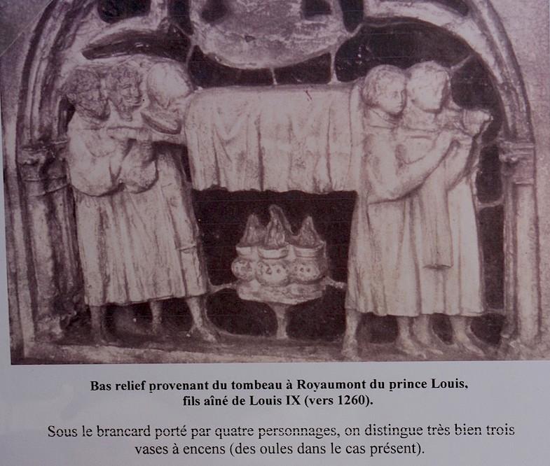 as relief provenant du tombeau à Royaumont du prince Louis